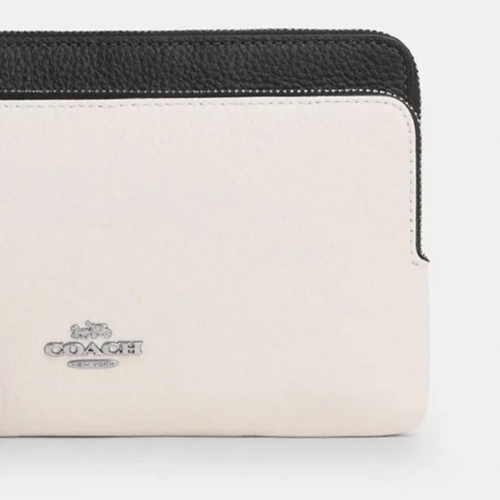 Beautiful Coach White & Black Double- Zip Wristlet. - Picture 3 of 8